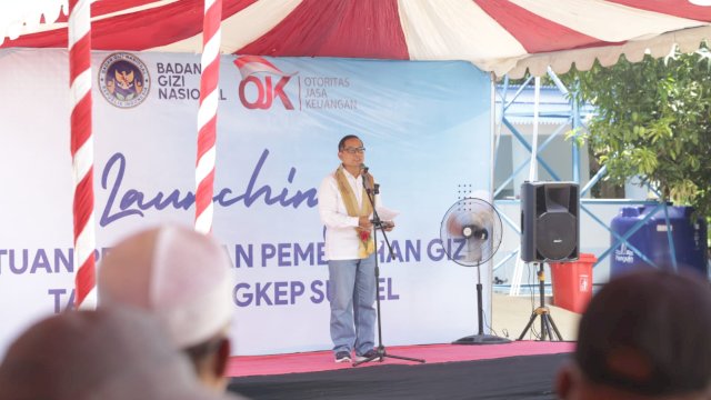 Kepala OJK Sulselbar, Moch. Muchlasin, di sela-sela menghadiri Launching Satuan Pelayanan Pemenuhan Gizi (SPPG) Talaka, di Kelurahan Talaka, Kecamatan Ma'rang, Pangkep, Sabtu, (18/10/2025). (Dok. OJK Sulselbar) 