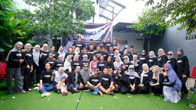 Perayaan reuni perak yang digelar IKA 2000 Smeplin Makassar, di Salekoa House Makassar, Sabtu, (18/10/2025) hadir dengan penuh keceriaan dan kekeluargaan. (Dok. Istimewa)