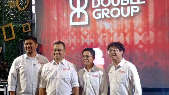 Dari Kiri ke Kanan : dr Ical Tawil, Coach Tom MC Ifle, Iksan Bangsawan, dan Anes Rembes sebagai tokoh visioner Double Group saat hadir pada Peluncuran Double Group, di Verda Contemporary Cuisine, Jalan Botolempangan, Makassar, Sabtu (18/10/2025). (Dok. Chaerani/Republiknews.co.id) 