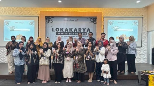 Para peserta dan narasumber berfoto bersama seusai kegiatan Lokakarya Technical Skill Membatik yang digelar Telkom Indonesia melalui Rumah BUMN Samarinda dalam rangka memperingati Hari Batik Nasional. [IST]