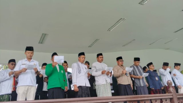 Kepala DPMD Kukar, Arianto Menghadiri Upacara Hari Santri Nasional 2025 di Halaman Upacara Kantor Bupati Kukar. [IST]