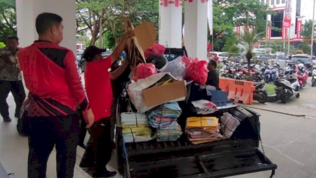 Penyerahan Sampah Plastik Oleh DPMD Kepada DLHK Kukar. [IST]