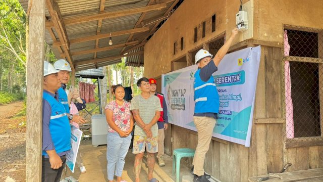 Pegawai PLN UIP Sulawesi saat melakukan pemasangan listrik gratis kepada salah satu penerima manfaat dalam program Light Up The Dream (LUTD) 2025. (Dok. Humas PLN UIP Sulawesi) 