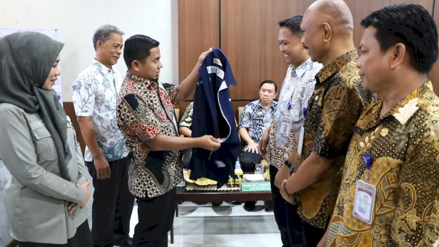 Ket: Wali Kota Parepare, Tasming Hamid secara simbolis menyerahkan Seragam ke ASN RSUD Andi Makkasau