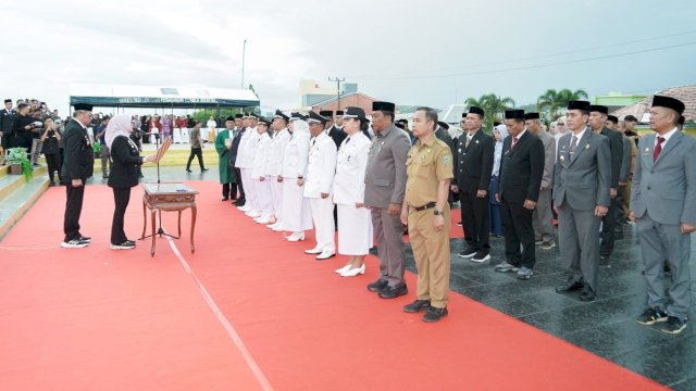 Ket: Bupati Barru, Andi Ina Kartika Sari didampingi Wakil Bupati Barru, Abustan A Bintang saat prosesi pelantikan pejabat
