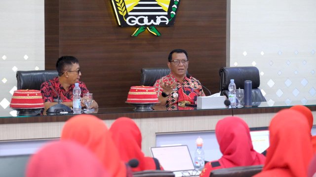 Sekretaris Daerah Kabupaten Gowa, Andy Azis Peter saat membuka Monitoring dan Evaluasi Standar Pelayanan, Pelaksanaan Survei Kepuasan Masyarakat dan Forum Konsultasi Publik, di Baruga Karaeng Pattingalloang, Kantor Bupati Gowa, Kamis, (23/10/2025). (Dok. Humas Gowa) 
