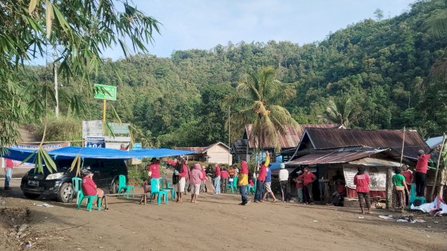 Ket: Aksi blokir jalan