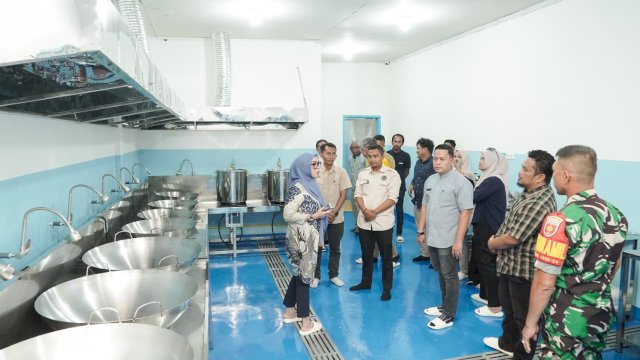 Ket: Bupati dan Wakil Bupati Barru, Andi Ina Kartika Sari dan Abustan A Bintang mengecek Dapur MBG di Barru