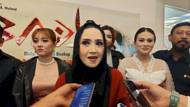 Executive Produser Film Badik, Ira Kusmira A. Muin didampingi sejumlah pemain saat diwawancarai media, di sela-sela Gala Premier Film Badik, di XXI Studio, Trans Studio Mall (TSM) Makassar, Sabtu, (25/10/2025) malam kemarin. (Dok. Istimewa) 