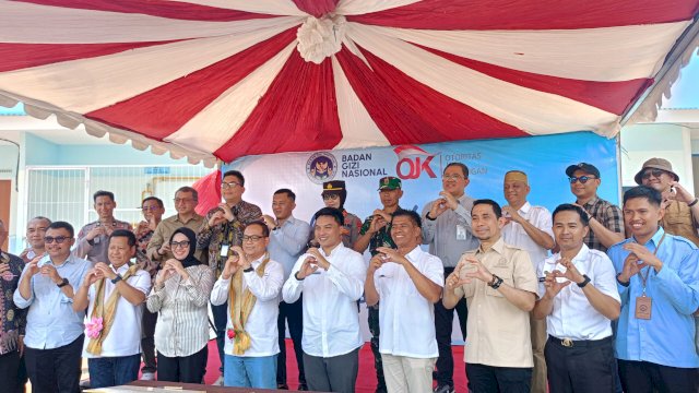 OJK Sulselbar memberikan dukungan penuh terhadap program Asta Cita Presiden RI Prabowo Subianto salah satunya pada program Makanan Bergizi Gratis (MBG). Salah satunya dengan menghadirkan Launching SPPG, di Kelurahan Talaka, Kecamatan Ma'rang, Pangkep, kemarin. (Dok. Humas OJK Sulselbar)