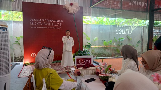 Owner Aminda.id, Putri Aminda saat memberikan sambutan pada Gathering and Padel Tournament Anniversary Aminda.id Ke-5 Tahun bertajuk &ldquo;Bloom With Love&rdquo;, di Terra Court Makassar, Sabtu, (25/10/2025). (Dok. Chaerani/Republiknews.co.id)