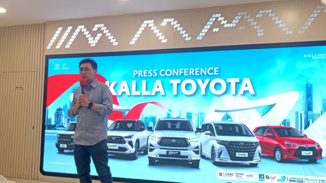 West Region General Manager Kalla Toyota, Andyka Susanto, di sela-sela prescon, di Cabang Kalla Toyota, Mall Ratu Indah (MaRI) Makassar, Kamis, (30/10/2025). (Dok. Chaerani/Republiknews.co.id)