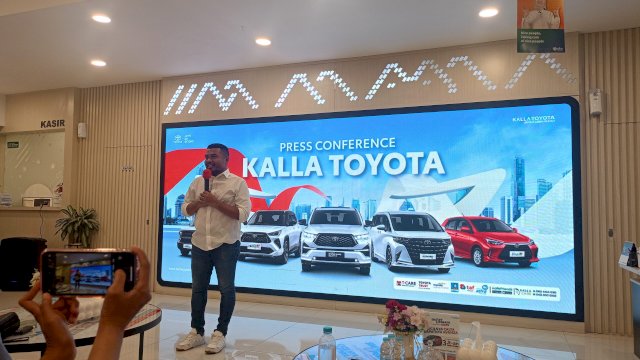 Marketing General Manager Kalla Toyota, Suliadin, di sela-sela prescon, di Cabang Kalla Toyota, Mall Ratu Indah (MaRI) Makassar, Kamis, (30/10/2025). (Dok. Chaerani/Republiknews.co.id)