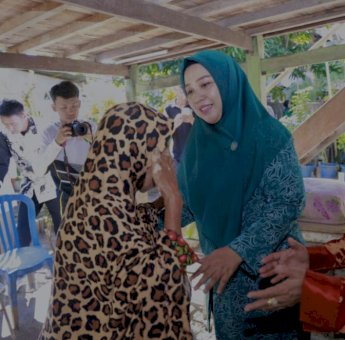 Ketua TP PKK Barru Pimpin Penyaluran Bantuan Sembako Untuk Warga Pra Sejahtra