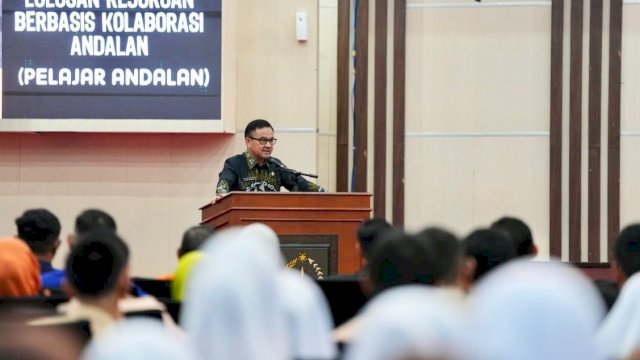 Sekda Provinsi Sulawesi Selatan, Jufri Rahman menyaksikan langsung penandatanganan perjanjian kerja sama antara SMK vokasi dengan pelaku Dunia Usaha, Dunia Industri, dan Dunia Kerja (Dudika), Kamis (2/10/2025). (Foto: Istimewa)