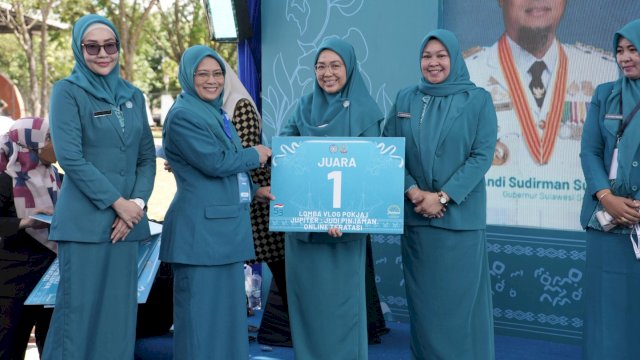 Ketua TP PKK Kota Makassar, Melinda Aksa Munafri saat menghadiri Puncak Peringatan Hari Kesatuan Gerak (HKG) PKK ke-53 Tingkat Provinsi Sulawesi Selatan di Lapangan Merdeka, Bone, Sabtu (4/10/2025). (Foto: Istimewa)