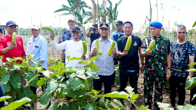 Gubernur Sulsel, Andi Sudirman Sulaiman bersama Bupati Bone, Andi Asman Sulaiman serta jajaran Forkopimda me-launching kebun hortikultura terintegrasi di Kecamatan Tanete Riattang Barat, Bone, Sabtu (4/10/2025). (Foto: Istimewa)