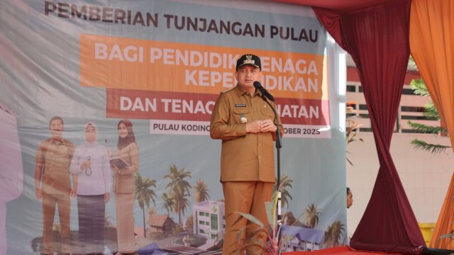 Wali Kota Makassar, Munafri Arifuddin saat menghadiri launching tunjangan gaji kepada tenaga guru dan kesehatan di Pulau Kodingareng, Makassar, Senin (6/10/2025). (Foto: Istimewa)