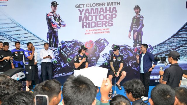 Ratusan pelajar SMA Negeri 2 Mataram Nusa Tenggara Barat antusias mengikuti Meet and Greet dengan Duo Monster Energy Yamaha MotoGP, Rabu (1/10/2025). (Foto: Istimewa)