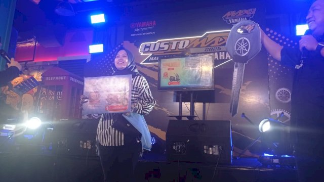 Pelanggan Yamaha asal Kabupaten Bone, Musi berhasil memenangkan 1 unit mobil di Program Geber Hadiah PT Suracojaya Abadimotor (SJAM). (Foto: Istimewa)