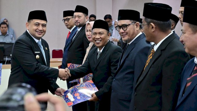 Wali Kota Makassar, Munafri Arifuddin saat memimpin prosesi pelantikan jajaran Direksi dan Dewan Pengawas (Dewas) BUMD Kota Makassar, Selasa (7/10/2025). (Foto: Istimewa)