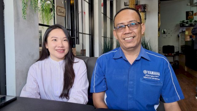 Manager Promosi PT SJAM, Sintya Conarta (kiri) saat menjelaskan bahwa PT SJAM akan roadshow Fazzio Youth Festival di 11 sekolah di Makassar. (Foto: Istimewa)