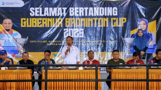 Gubernur Sulsel, Andi Sudirman Sulaiman saat membuka Gubernur Badminton Cup 2025 dalam rangka memeriahkan Hari Jadi Sulawesi Selatan ke-356 di GOR Bulutangkis Kompleks Perkantoran Gubernur Sulsel, Kamis (9/10/2025). (Foto: Istimewa)