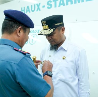 Gubernur Sulsel Terima Brevet Kehormatan Hiperbarik dari TNI AL