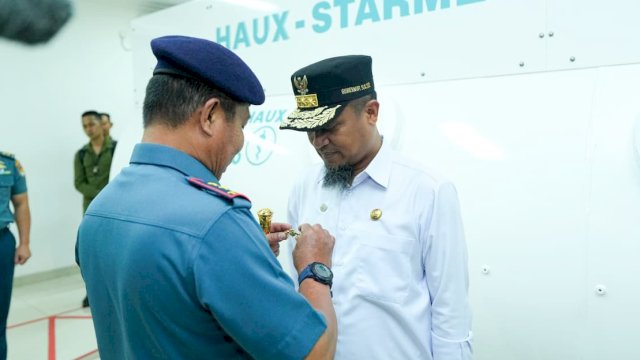 Gubernur Sulsel, Andi Sudirman Sulaiman saat menerima tanda penganugerahan Brevet Kehormatan Hiperbarik TNI Angkatan Laut di Gedung Rumkital Jala Ammari, Mako Kodaeral VI, Jalan Satando, Makassar, Kamis (9/10/2025). (Foto: Istimewa)