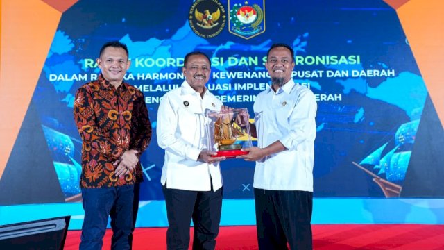 Gubernur Sulsel, Andi Sudirman Sulaiman saat menghadiri Rapat Koordinasi dan Sinkronisasi bersama Pemerintah Daerah Jelang revisi UU 23 Tahun 2014 di Hotel Claro Makassar, Kamis (9/10/2025). (Foto: Istimewa)