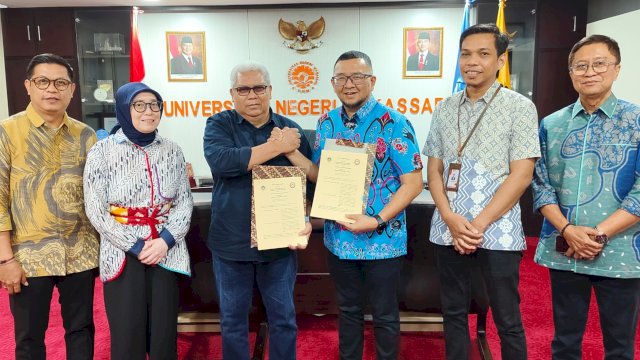 KPID Provinsi Sulawesi Selatan bersama Universitas Negeri Makassar (UNM) melakukan penandatanganan Memorandum of Understanding (MoU), Selasa (14/10/2025). (Foto: Istimewa)