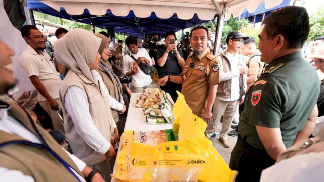 Gubernur Sulsel, Andi Sudirman Sulaiman saat menghadiri program Gerakan Pangan Murah (GPM) yang digelar Pemprov Sulsel di halaman TVRI Sulsel, Jalan Kakatua, Makassar, Senin (13/10/2025). (Foto: Istimewa)