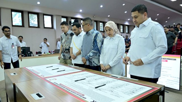 Pemkot Makassar dan DPRD Makassar menandatangani pakta integritas anti korupsi dalam Rapat Koordinasi Pencegahan Korupsi bersama KPK RI di Balai Kota Makassar, Rabu (15/10/2025). (Foto: Istimewa)