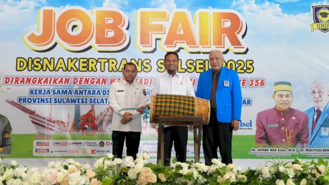 Gubernur Sulsel, Andi Sudirman Sulaiman saat membuka kegiatan Bursa Kerja (Job Fair) Disnakertrans Sulsel Tahun 2025 di Ballroom Universitas Fajar Makassar, Rabu (15/10/2025). (Foto: Istimewa)