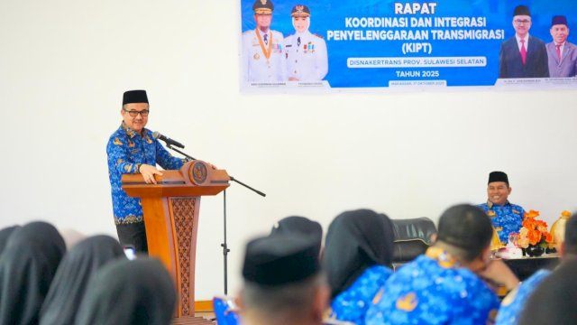 Sekda Sulsel, Jufri Rahman saat membuka Rapat Koordinasi dan Integrasi Penyelenggaraan Transmigrasi (KIPT) yang diselenggarakan Disnakertrans Sulsel di Aula kantor Disnakertrans, Jumat (17/10/2025). (Foto: Istimewa)