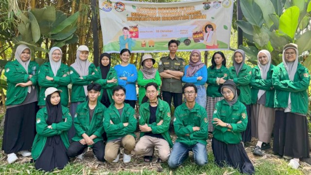 Program Hiliriset kolaborasi Unhas dan Universitas Muhammadiyah Parepare (UMPAR) menanamkan komitmen riset yang membumi melalui gerakan penanaman tanaman pakan lebah Trigona di Kawasan Edufarm Panrita Cani, Desa Pucak, Kecamatan Tompobulu, Maros, Sabtu (18/10/2025). (Foto: Istimewa)