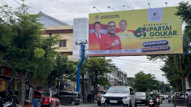 Depidar SOKSI Sulsel menebar atribut berupa baliho di berbagai daerah, termasuk di sejumlah ruas jalan di Kota Makassar guna memperingati perayaan HUT Partai Golkar ke-61 tahun 2025. (Foto: Istimewa)