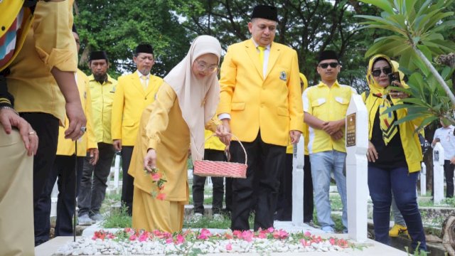 Ketua DPD II Golkar Kota Makassar, Munafri Arifuddin saat memimpin langsung upacara ziarah dan tabur bunga dalam rangka memperingati HUT Partai Golkar ke-61 di Taman Makam Pahlawan (TMP) Panaikang, Jalan Urip Sumoharjo, Makassar, Senin (20/10/2025). (Foto: Istimewa)