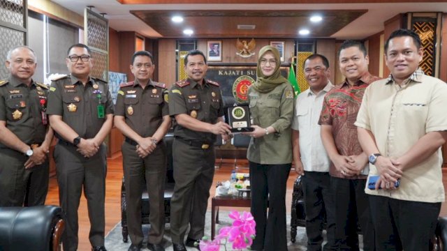 Pimpinan DPRD Sulawesi Selatan saat melakukan kunjungan silaturahmi ke Kejaksaan Tinggi (Kajati) Sulsel, Senin (20/10/2025). (Foto: Istimewa)