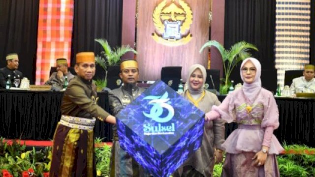 Gubernur Sulsel, Andi Sudirman Sulaiman saat me-launching Multi Years Project (MYP) 2025-2027 pada rapat paripurna DPRD Sulsel dalam rangka HUT Sulsel ke-356 di Kantor Gubernur Sulsel, Minggu (19/10/2025). (Foto: Istimewa)