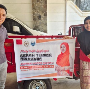 Peduli Lingkungan, Anggota DPR RI Meity Rahmatia Serahkan Bantuan Motor Sampah