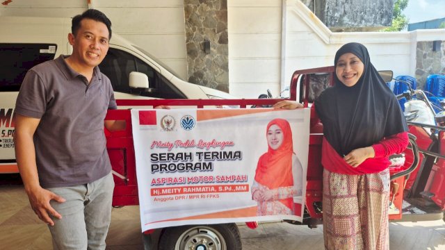 Anggota DPR RI, Meity Rahmatia saat menyerahkan bantuan motor sampah di Makassar, Minggu (12/10/2025). (Foto: Istimewa)