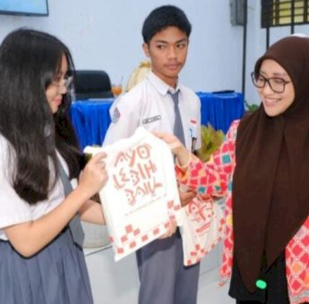 Sambangi Sekolah di Dapilnya, Meity Rahmatia Berbagi Bantuan dan Serap Aspirasi
