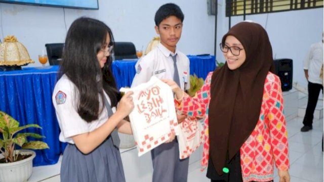 Anggota DPR RI, Meity Rahmatia saat berbagi bantuan kepada siswa SMK 4 Pallangga, Kabupaten Gowa. (Foto: Istimewa)