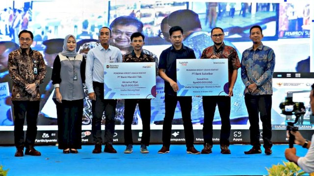 Pemprov Sulsel dan Bank Sulselbar menjadi co-host pelaksanaan akad massal debitur KUR yang dipusatkan di Monumen Mandala, Makassar, Selasa (21/10/2025). (Foto: Istimewa)