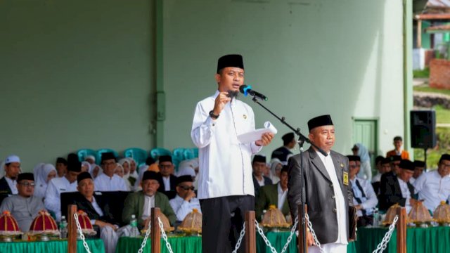 Gubernur Sulsel, Andi Sudirman Sulaiman saat menghadiri Upacara Peringatan Hari Santri Nasional yang digelar di Kampus II Ponpes DDI Mangkoso, Rabu (22/10/2025). (Foto: Istimewa)