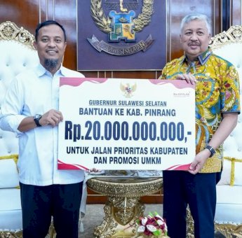 Prioritas Infrastruktur dan UMKM, Gubernur Sulsel Serahkan Rp20 Miliar untuk Pemkab Pinrang