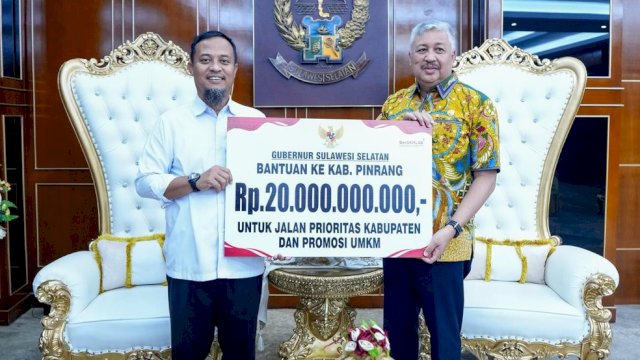Gubernur Sulsel, Andi Sudirman Sulaiman saat menyerahkan bantuan keuangan daerah senilai Rp20 miliar kepada Pemkab Pinrang, Rabu (22/10/2025). (Foto: Istimewa)