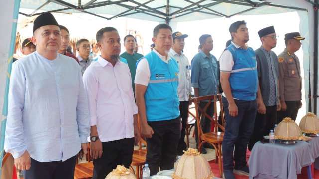 Gubernur Sulsel, Andi Sudirman Sulaiman dan Wali Kota Makassar, Munafri Arifuddin saat menghadiri peresmian program Energize Listrik Desa untuk 80 lokasi di Sulsel yang dipusatkan di Pulau Samalona, Jumat (24/10/2025). (Foto: Istimewa)