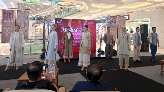 Fashion show dari produk IntreSSe saat ditampilkan dalam Metro Modest Fashion Week 2025, di Lantai 2, TSM Makassar, Sabtu, (25/10/2025). (Dok. Chaerani/Republiknews.co.id)